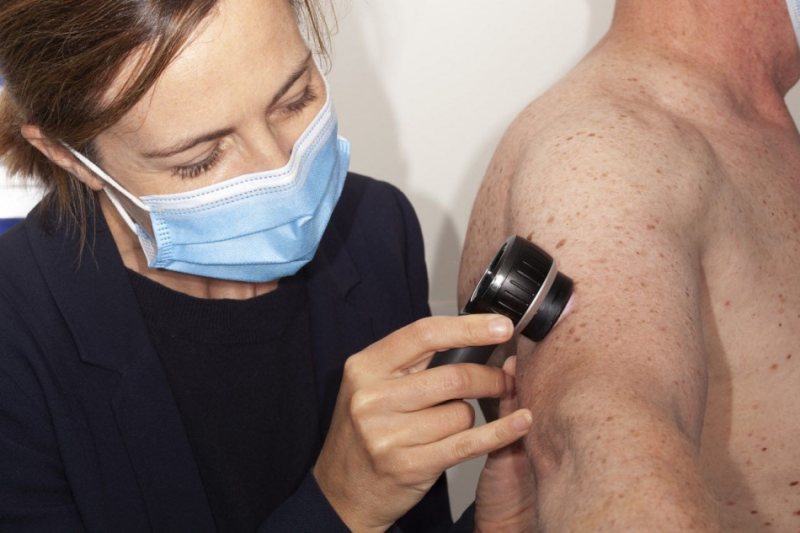 Victoria Mar doing a skin check